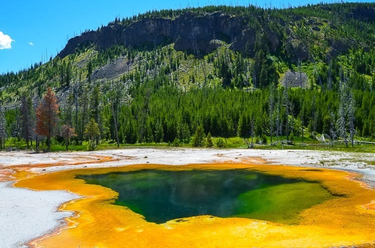 Yellowstone je plný termálních jezírek úžasných barev!