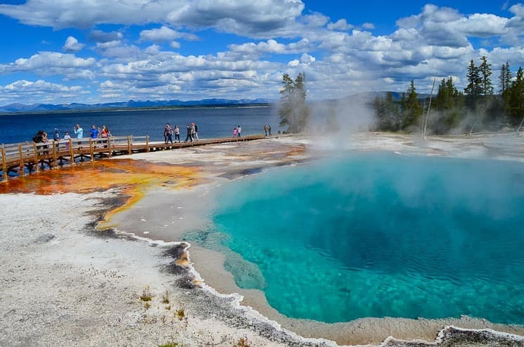 Krásná termální oblast West Thumb, v pozadí Yellowstone Lake.