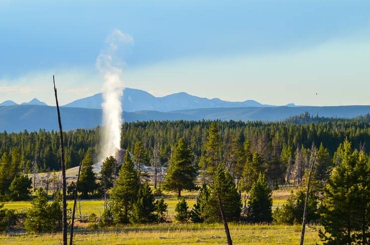 Firehole Lake Drive a jeden z gejzírů při erupci.