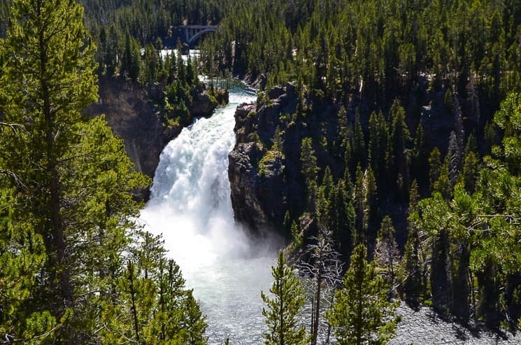 Menší, ale přesto masivní horní vodopády, Yellowstone River.