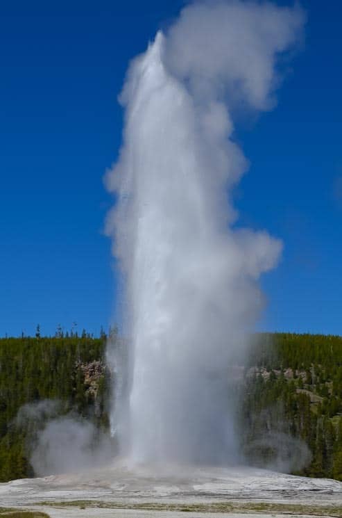 Gejzír Old Faithful v akci.