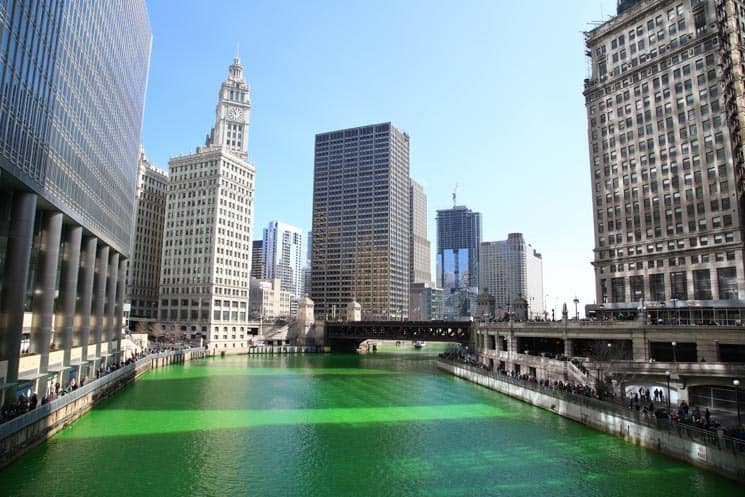 Řeka v Chicagu obarvená na zeleno - Den svatého Patrika