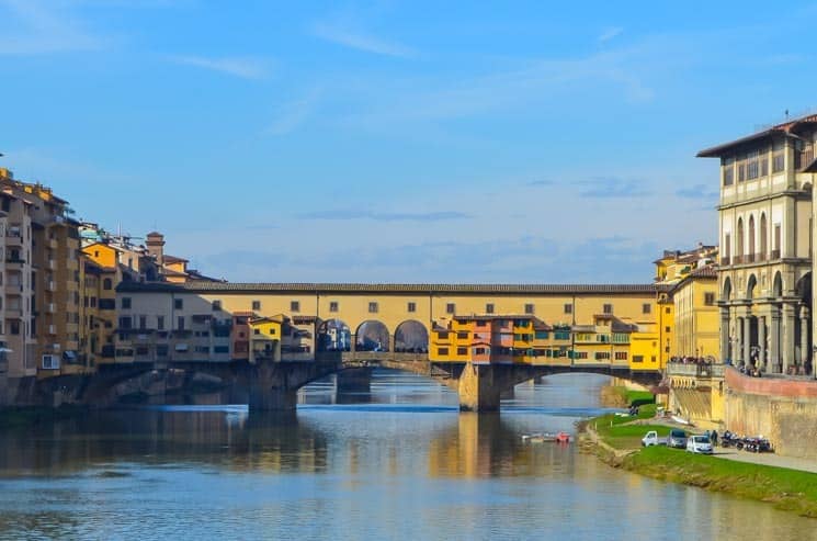 Malebný most  Ponte Vecchio přes řeku Arno, Florencie