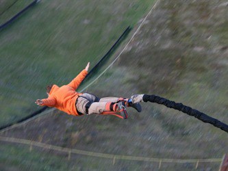 bungee jumping - adrenalinový dárek sestře