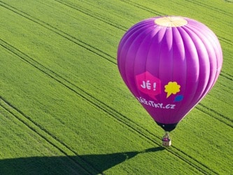 let balónem - dárek pro rodiče k výročí