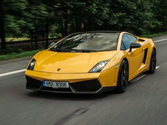 darujte jízdu v Lamborghini jako dárek pro nejlepšího kamaráda
