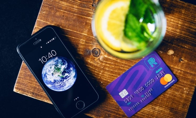 Richee účet recenze - mobil a platební karta