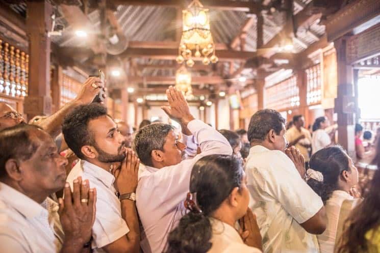 Lidé modlící se v chrámu Buddhova zubu v Kandy , Srí Lanka