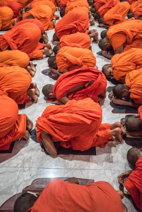Modlící se mniši v Kandy , Srí Lanka