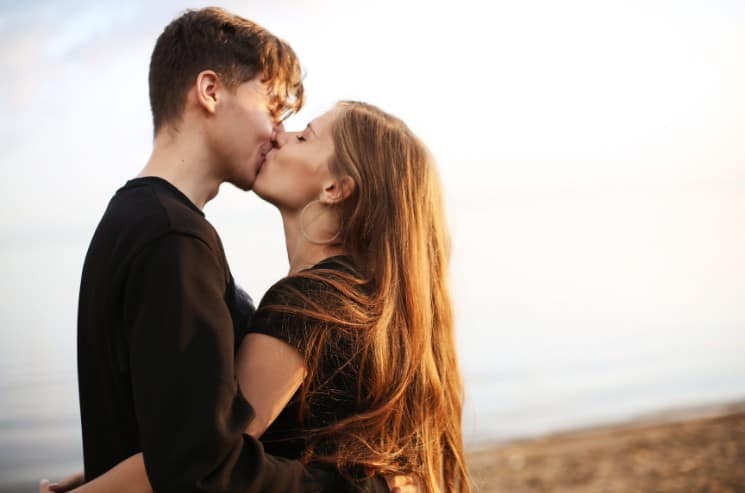 11 skvělých tipů, jak se líbat (abyste měli krásné dojmy)
